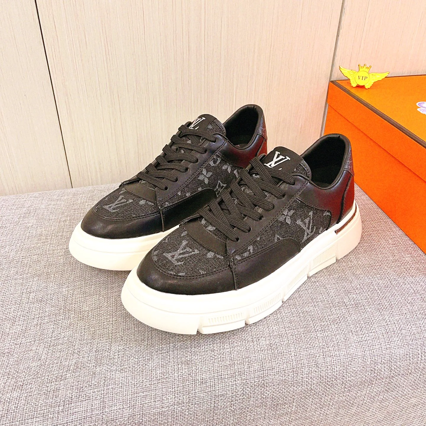 🚘🚘Factory batch 420 men's shoes💰[LV]🔥Louis Vuitton high-end men's shoes brand official website 1:1 latest masterpiece: the upper is made of Italian imported first-layer cowhide with a comfortable and breathable lining➕original non-slip and wear-resistant outsole🔥, making walking more convenient and comfortable! An exclusive new model, a stunning work, a beautiful 1:1 replica [color] compared to the official quality! Create a fashionable personality to set off your uniqueness! A must-have for trendy men! Classic 🔥Size: 38-44 Color: 🔥 2⃣️colors available🔥.